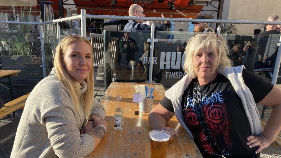 Mor och dotter Barbro och Rebecca Andersson väntar i solskenet på kvällens andra band i Zornheym.