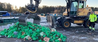 Nära hälften av soporna sorteras fel – då får du "arga lappen" på tunnan: ✓Batterier ✓Kanyler ✓Glödlampor ✓Vedklyv