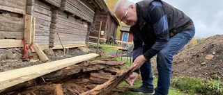 Nu renoveras den 300 år gamla ladugården • Här finns länets äldsta kända profana träbyggnad