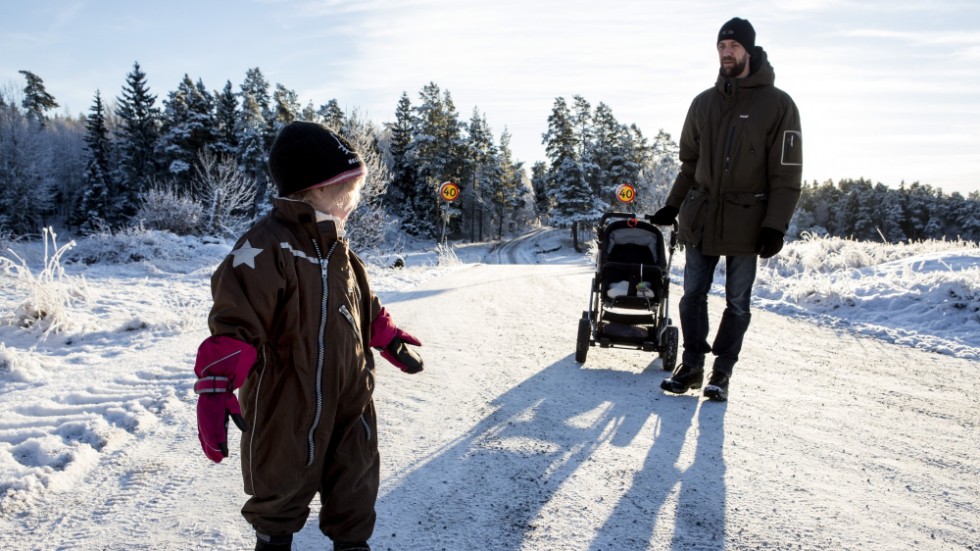 I en undersökning som Länsförsäkringar genomfört bland unga män svarar var tionde att de ska gå ned i arbetstid när de blir föräldrar, skriver Emma Persson och Trifa Chireh hos Länsförsäkringar. Arkivbild.