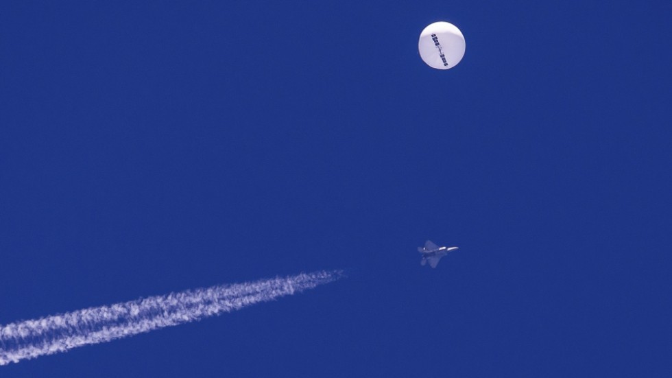 Varför sliter sig kinesiska jätteballonger så ofta? Svar: i jakt på kunskap om andra.