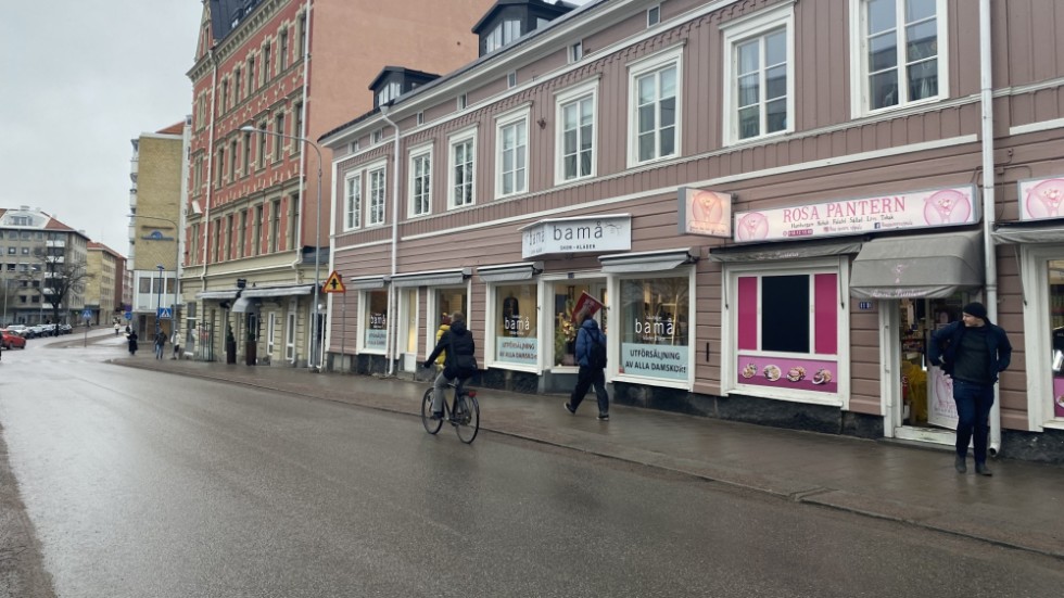 Parkeringar ska bort och bilar ska ta sig över det ena farthindret efter det andra till förmån för cykelbanor breda som flygfält som på Sysslomansgatan, skriver insändarskribenten. Hela Uppsala har blivit yta för event och jippon, och är inte längre en plats man kan bo, handla och enkelt ta sig fram i.