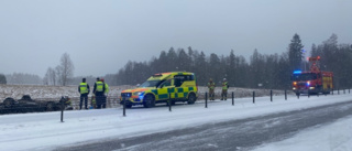 Personbil voltade på riksväg 55/56 – föraren till sjukhus