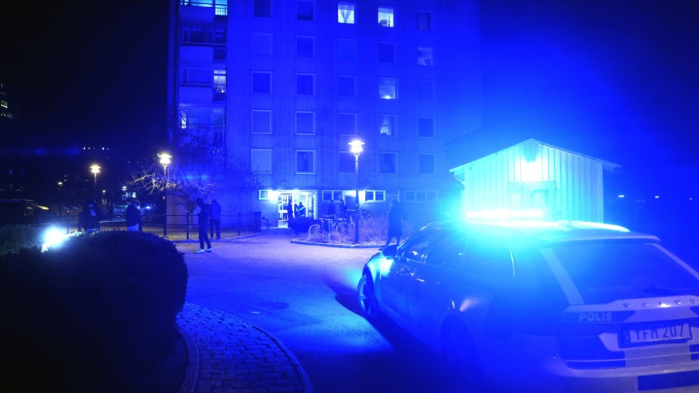 Bild från polisinsats efter en explosion i ett trapphus i ett flerfamiljshus i Årsta i södra Stockholm i januari i år. Arkivbild.