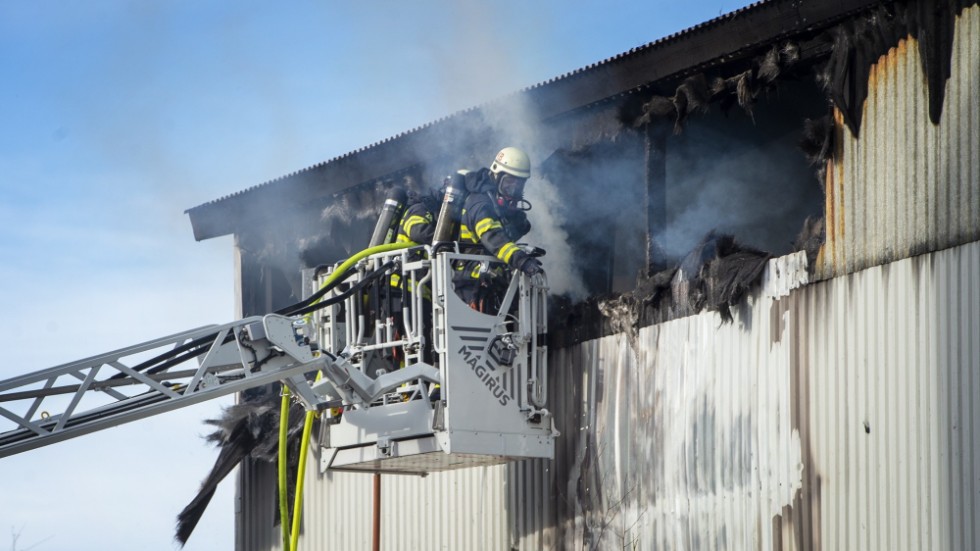 I mars i fjol behövde räddningstjänsten släcka en brand i fabriksväggen. Arkivbild.