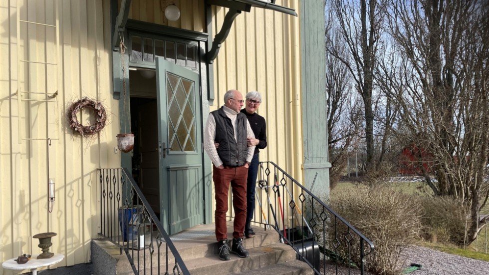 Stefan och Monica håller just på att slå ihop sina bohag. Inom kort blir de sambos på heltid.