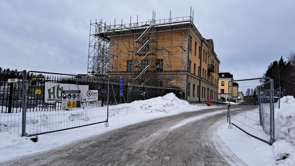 Byggnadsställningar runt kanslihusbyggnaden betyder i detta fall inte renovering. Det ska upp ett stort väderskydd runt huset.