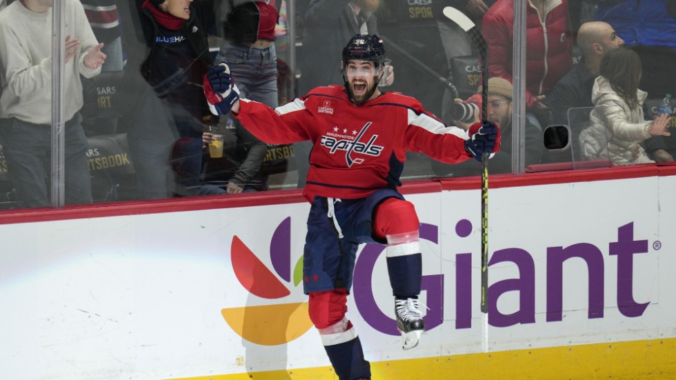 Washingtons back Erik Gustafsson drämde till med säsongens tre första mål och NHL-karriärens första hattrick i en och samma match.