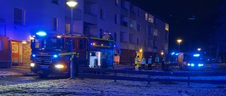 Brand i flerfamiljshus i Eskilstuna – en person fick hjälpas ut via balkongen