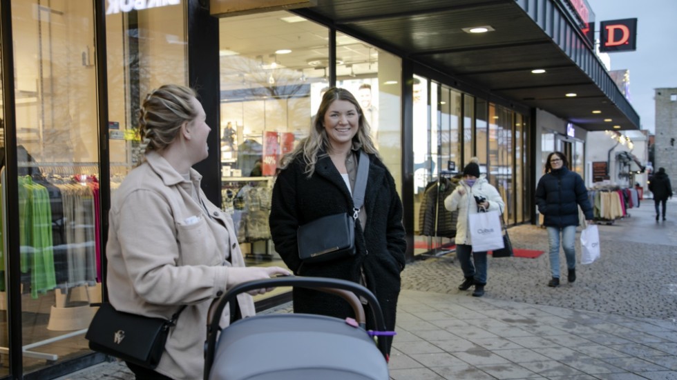 Olivia Yttergren jagar extrapriser hela tiden. "Man vill ju inte ens köpa en bulle för 30 spänn", säger hon.