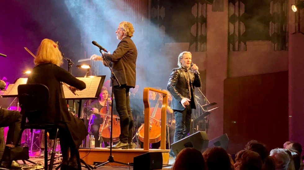 Arkivbild från när Katrineholms symfoniorkester tolkade kända pop- och rocklåtar från Storbritannien tillsammans med Staffan Sjösvärd som dirigent och Magnus Bäcklund på sång.
