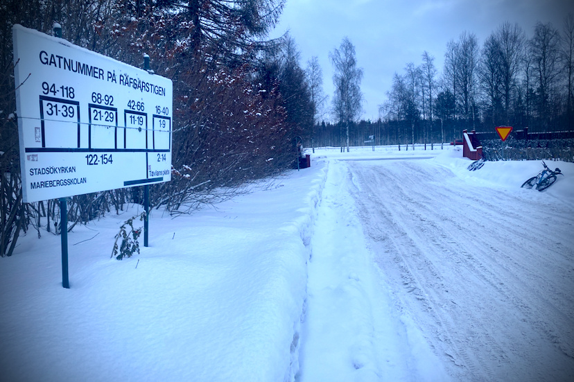 Snökaos längs enda på- och infarten. Boende på Räfsarstigen är mycket kritiska till kommunens snöröjning. "Många barn går ju här mot Mariebergsskolan och det blir väldigt farligt då, när bilarna skär ned i spåren", säger Tomas Korén. 