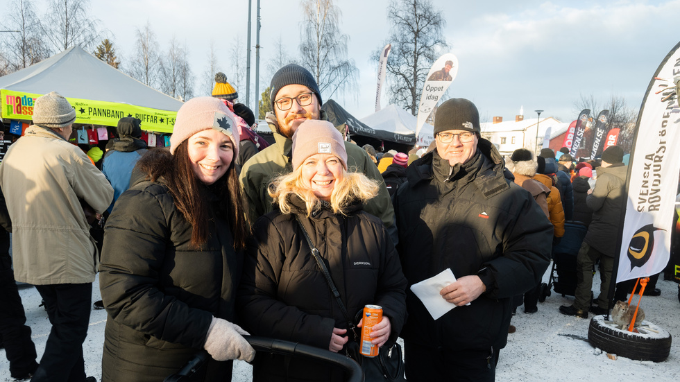 Amanda Oskarsson och Martin Larsson med dottern Emmy från Vuollerim har kommit till marknaden med Amandas föräldrar Helena och Gunnar Oskarsson från Piteå. "Vi ska äta mat här", säger Amanda. "Och köpa godis", säger Martin. "Och titta på hantverk", säger Helena. "Och jag ska göra detsamma", säger Gunnar.