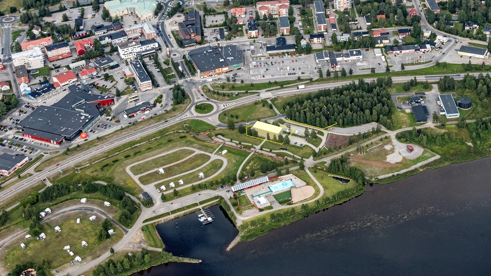 Strandängarna. Gul byggnad är på den mark som den nya detaljplanen avser, till höger om den föreslås ny parkering.