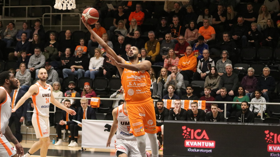 Nathan Dawit sträcker ut. 