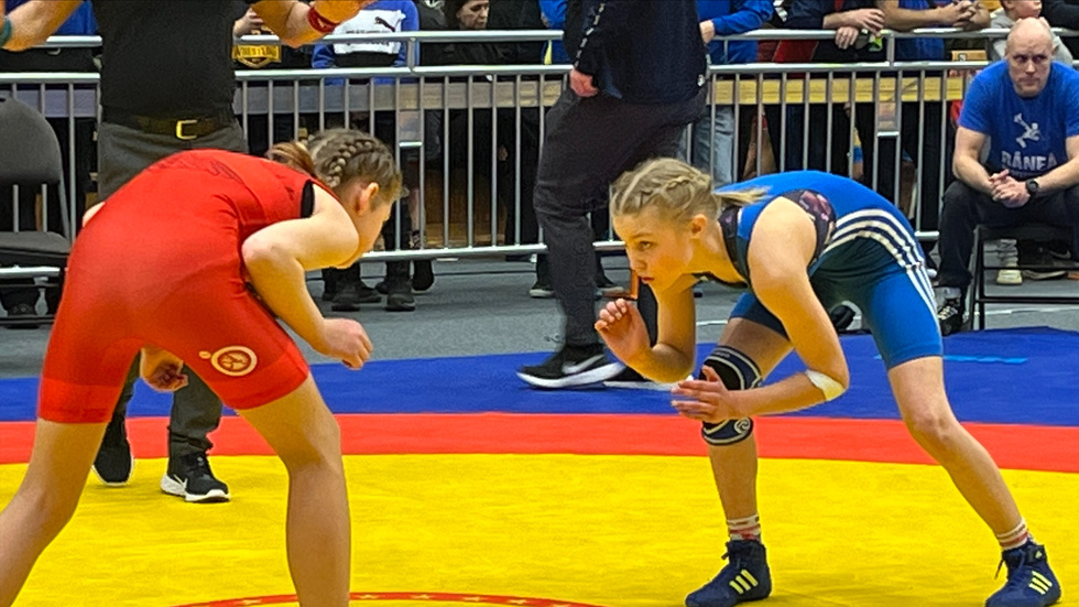 Elsa Nordvall, blå trikå, tog ett brons i fristil 42 kg.