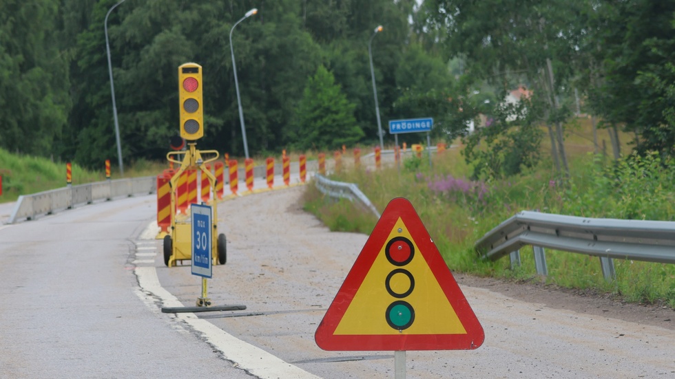 Trafikljusen vid ett ledningsarbete i Frödinge skapar osäkerhet bland förare. 