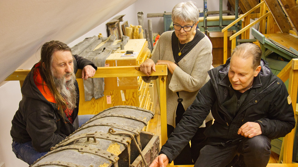 Per Widerström, arkeolog på Gotlands museum, Inger Harlevi, kyrkorådets ordförande, och möbelsnickaren Gunnar Lundgren.