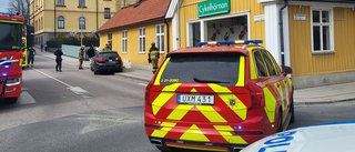 Bil körde in i butiksfasad i centrala Enköping