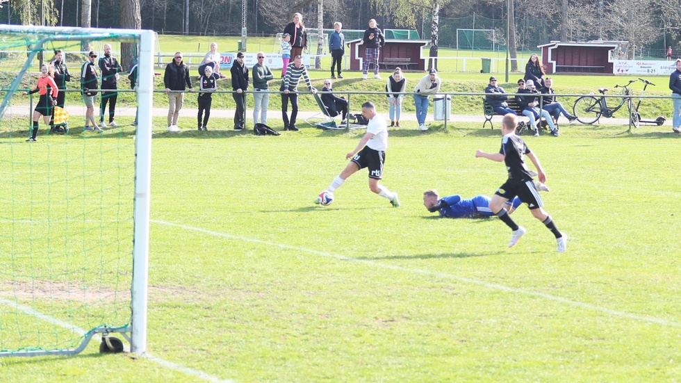 Arkivbild: Här dribblade Ahmad Jaber förbi Anton Flood och satte 2-1 till Maik tidigare i våras. 