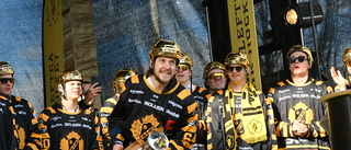 BILDEXTRA: Se Skellefteå AIK:s jubel, glädje och lycka på torget