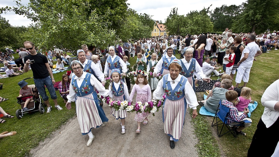 Midsommarfirandet på Julita gård brukar locka tusentals deltagare. Här är midsommarföljet år 2010.