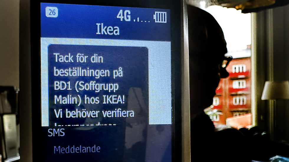 Ett äldre par i Eskilstuna har utsatts för bluff-sms där avsändaren påstår sig vara Ikea. I ett sms står det att deras soffgrupp som beställts nu måste verifieras, trots att de inte beställt någon vara.