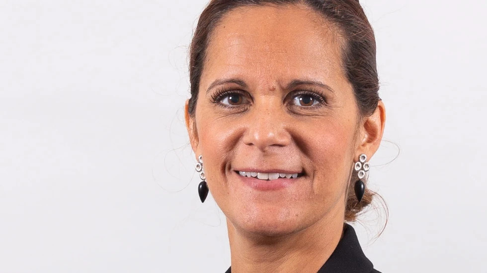 Sofia Hartz, planeringsdirektör vid Region Kalmar, granskar det digra materialet i uppföljningsrapporten.
