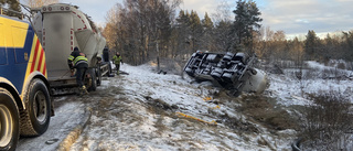 Omfattande arbete efter lastbilolycka på Tosterön