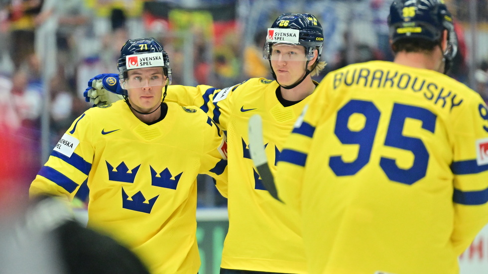 Victor Olofsson, till vänster, jublar tillsammans med Rasmus Dahlin efter ett av målen i Sveriges överkörning.