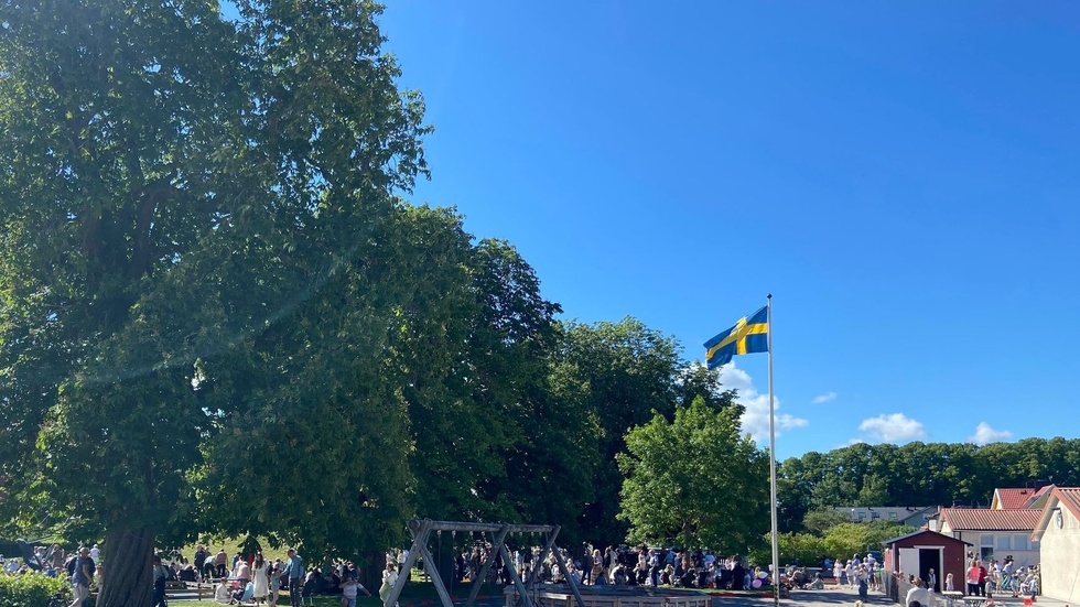 Den svenska flaggan vajade i solskenet när elever från Humlegårdsskolan och Alléskolan firade in sommarlovet.