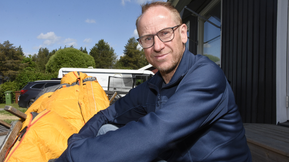 Hittills har bara 40 svenskar bestigit Mount Everest, Luleåbon Fredrik Lernstål räknas sedan den 21 maj i år som en av dem. Dessutomär han den äldste svensken genom tiderna att vara uppe på världens tak, född den 8 mars 1967. 