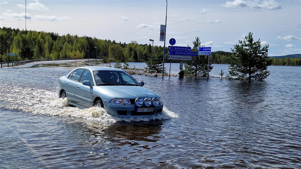 Så här såg det ut på måndag förmiddag nära Överkalix, där Kalixälven svämmar över. Enligt SMHI ska Kalixälven fortsätta stiga ett par dagar.