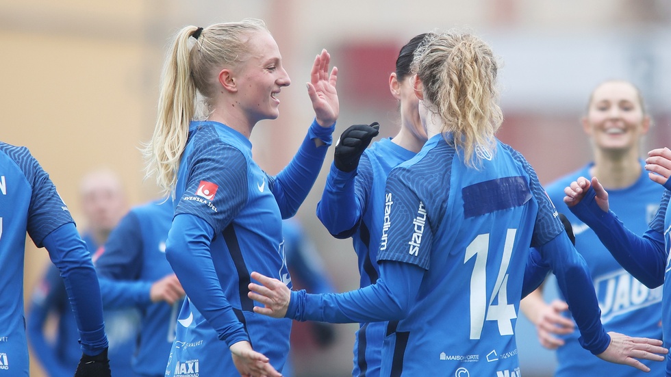 United lyckades vända underläge och vinna lördagens träningsmatch borta mot Smedby. På bilden firar Astrid Larsson ett av Uniteds mål.