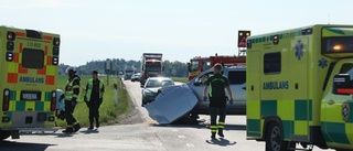 Bilar i krock i korsning – förare till sjukhus