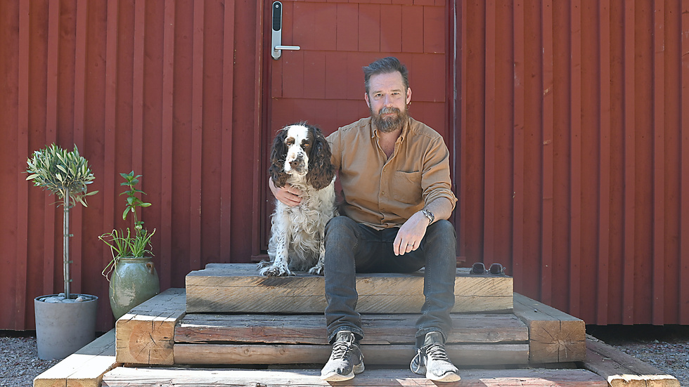 Hunden Alice trivs lika bra på gården som Tomas Bergman, här på trappan till Grejeriet.