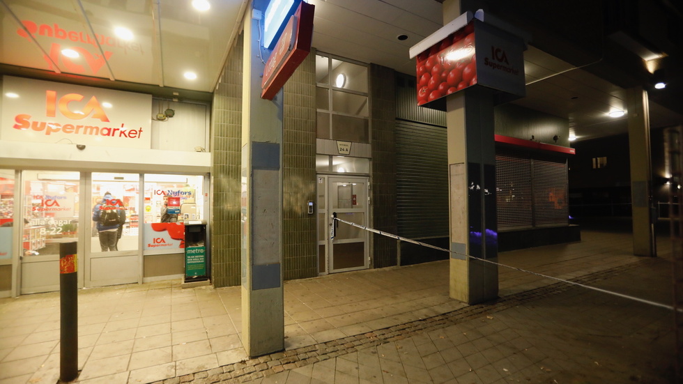 Det var den 21 november 2018 som en 22-åring sköts till döds utanför Ica i Nyfors. Nu snart sex år efter skotten åtalas en 23-årig man misstänkt för mord.