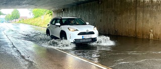 Flera vägar svämmades över efter kraftigt regn