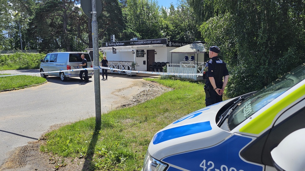 Polisavspärrningar utanför restauranglokalen i Åby på torsdagen.