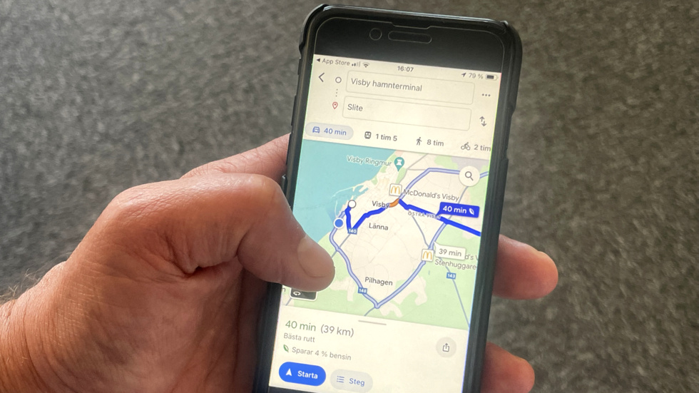 Både Google Maps och Apple erbjuder hjälp med vägbeskrivning mellan ett start- och ett slutmål. I många fall föreslår den vägen från färjeterminalen uppför Gutevägen som den bästa alternativa rutten, trots genomfartsförbudet som råder för vägen under sommaren.