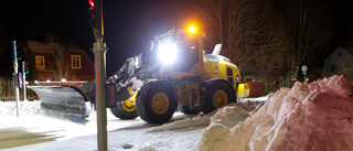 Bilförare i Vadstena påkörd av snöplog – chauffören ska ha smitit