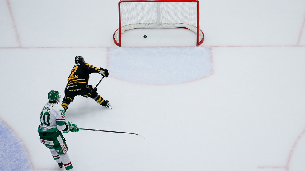 Mål eller inte? Det var inte självklart till en början, men Lindholms mål blev tillslut godkänt och fastställde slutresultatet till 3–1.