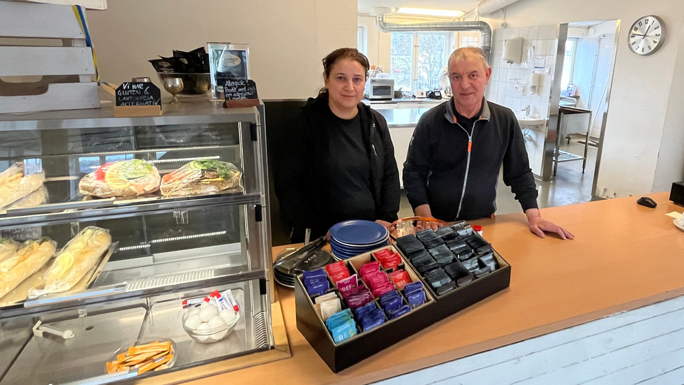 Leila Sheiko är cafémedarbetare och Taghleb Issa sköter utkörningen av catering på Café AMA. 