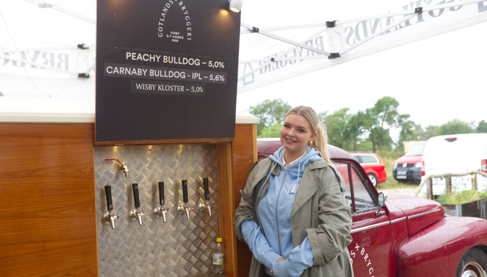 Hannah Bengtsson från Gotlands bryggeri hade tagit dit sin öl-bil.