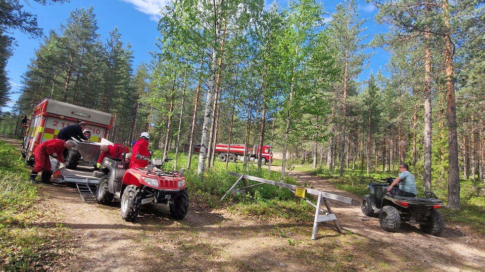 Räddningstjänsten från Övertorneå på plats på Vännäsberget tidigare under lördagen. 