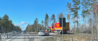 Bil påkörd bakifrån på E22 – en förd till sjukhus