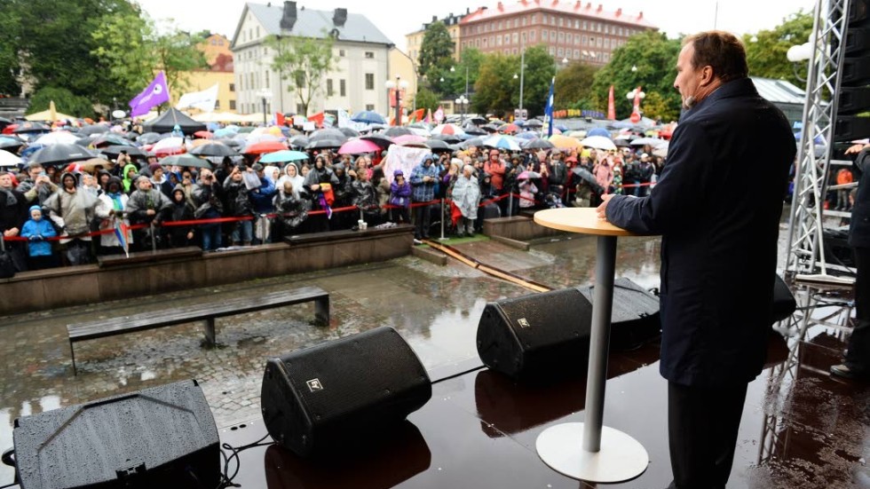 Stefan Löfven välkomnar flyktingar under parollen Refugees Welcome 2015. Det var då det...