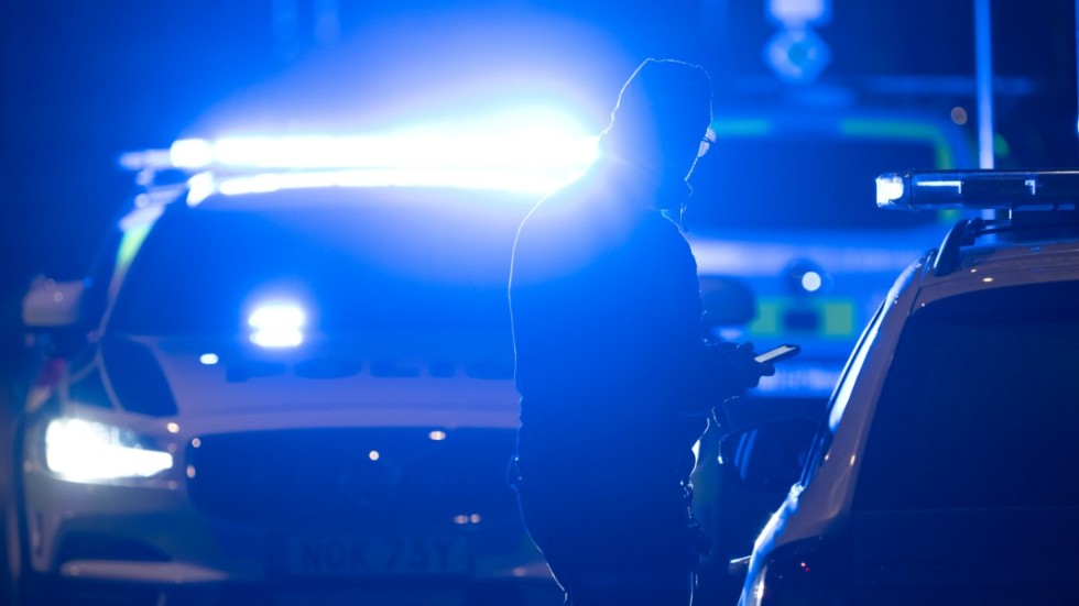 Polisen är lindrigt skadad. Arkivbild.