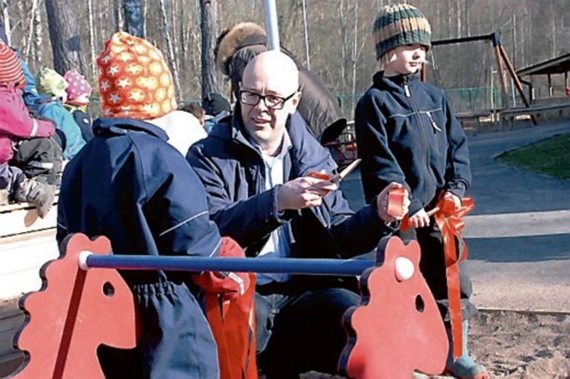 Kompisarna Noel och Edvin hjälpte kommunalrådet Jakob Björneke att klippa invigningsbandet.