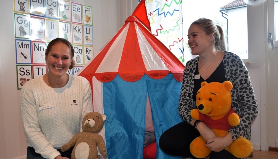 Förskolechef Jenny Lindström och Josefine Forsblad, som tillsammans med tre andra ingår i personalen styrkan på Hagen, är helnöjda med det nya familjedaghemmet. Foto: Ivonne Svahn